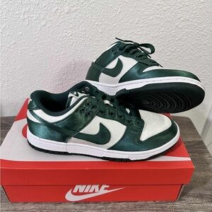 Nike low dunk Green and White